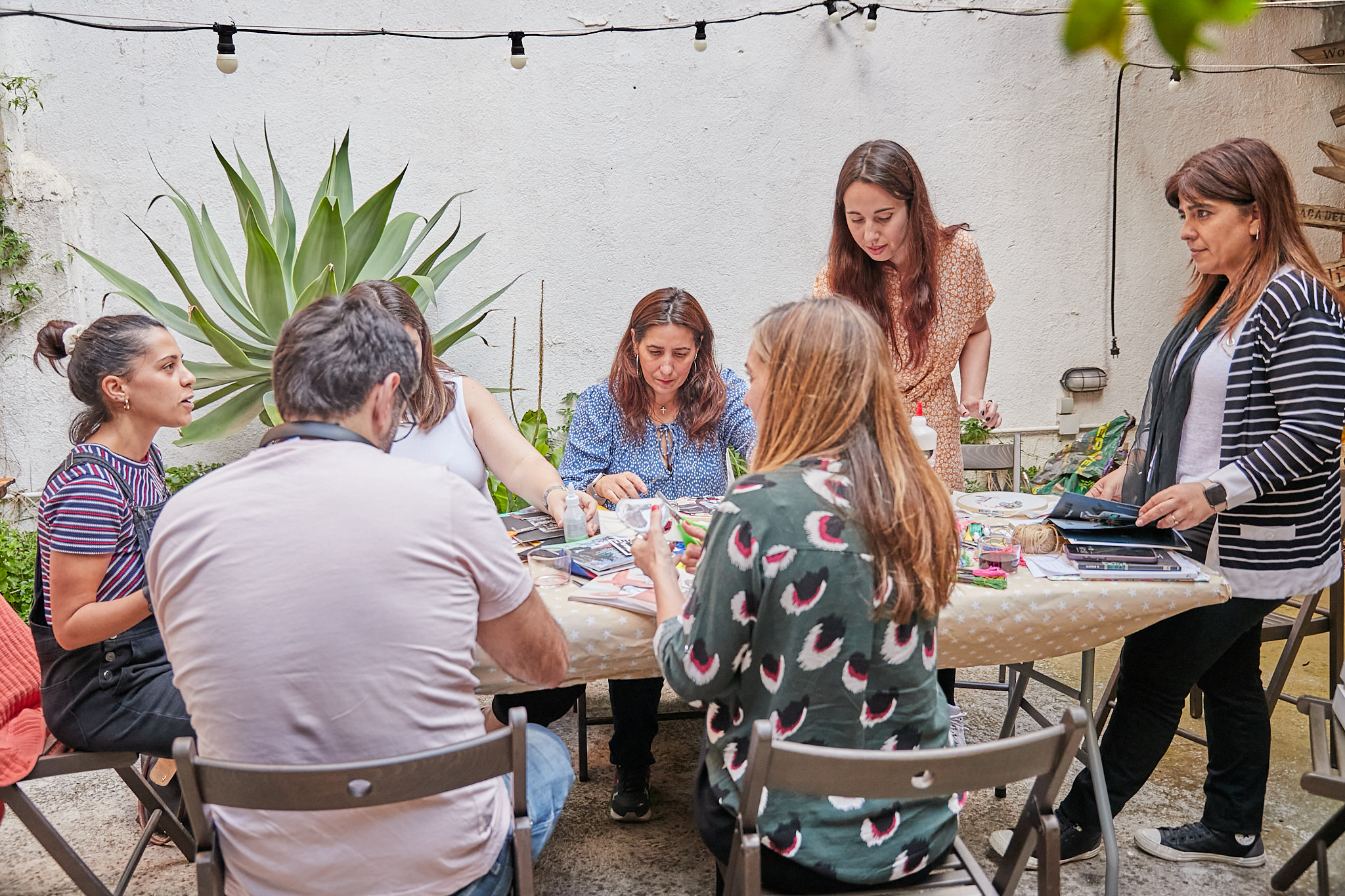 Psicólogos en Cerdanyola: 5 claves para recuperar tu bienestar 11 grupo arteterapia en Cerdanyola en sesión creativa