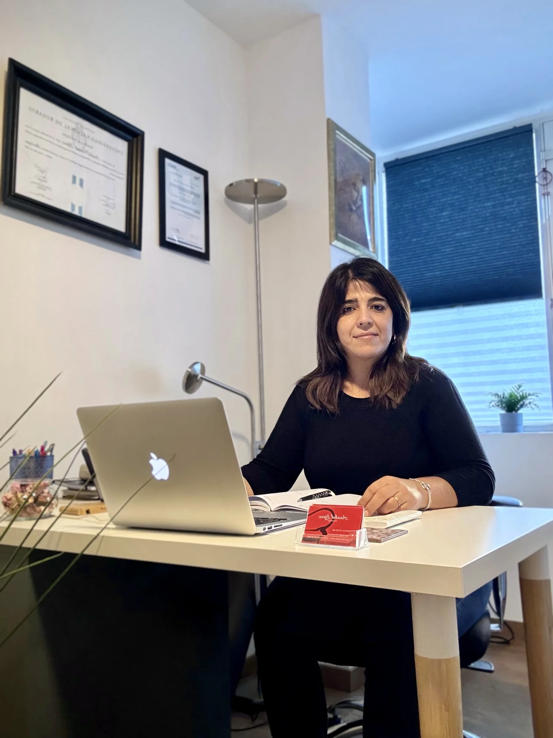 Psicólogo ansiedad en Cerdanyola: Terapia psicoanalítica 2 Anabel López, psicóloga y psicoanalista en su consulta de Cerdanyola