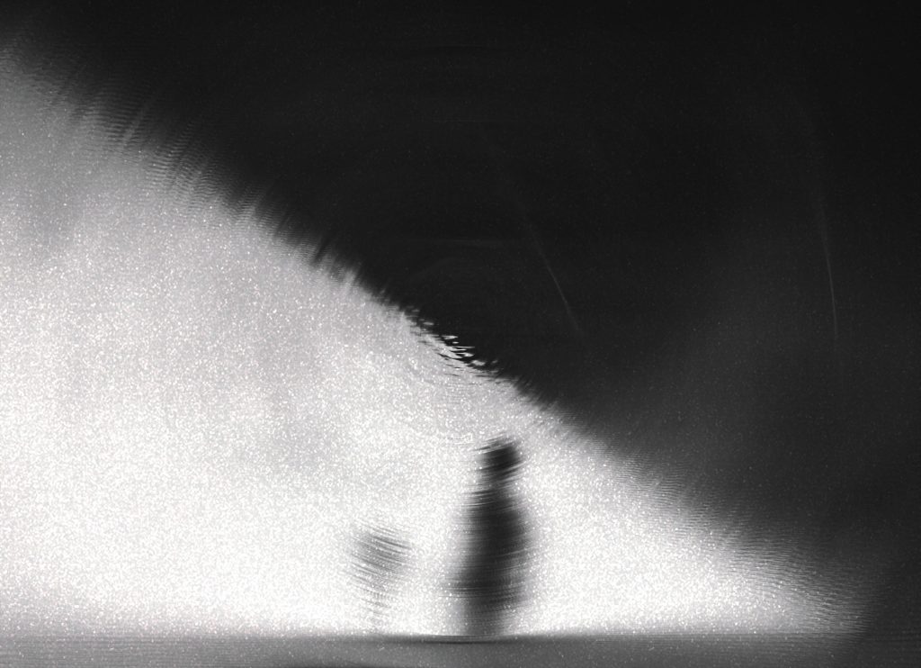 Figura difusa entre luz y sombra que simboliza el conflicto del deseo en psicología