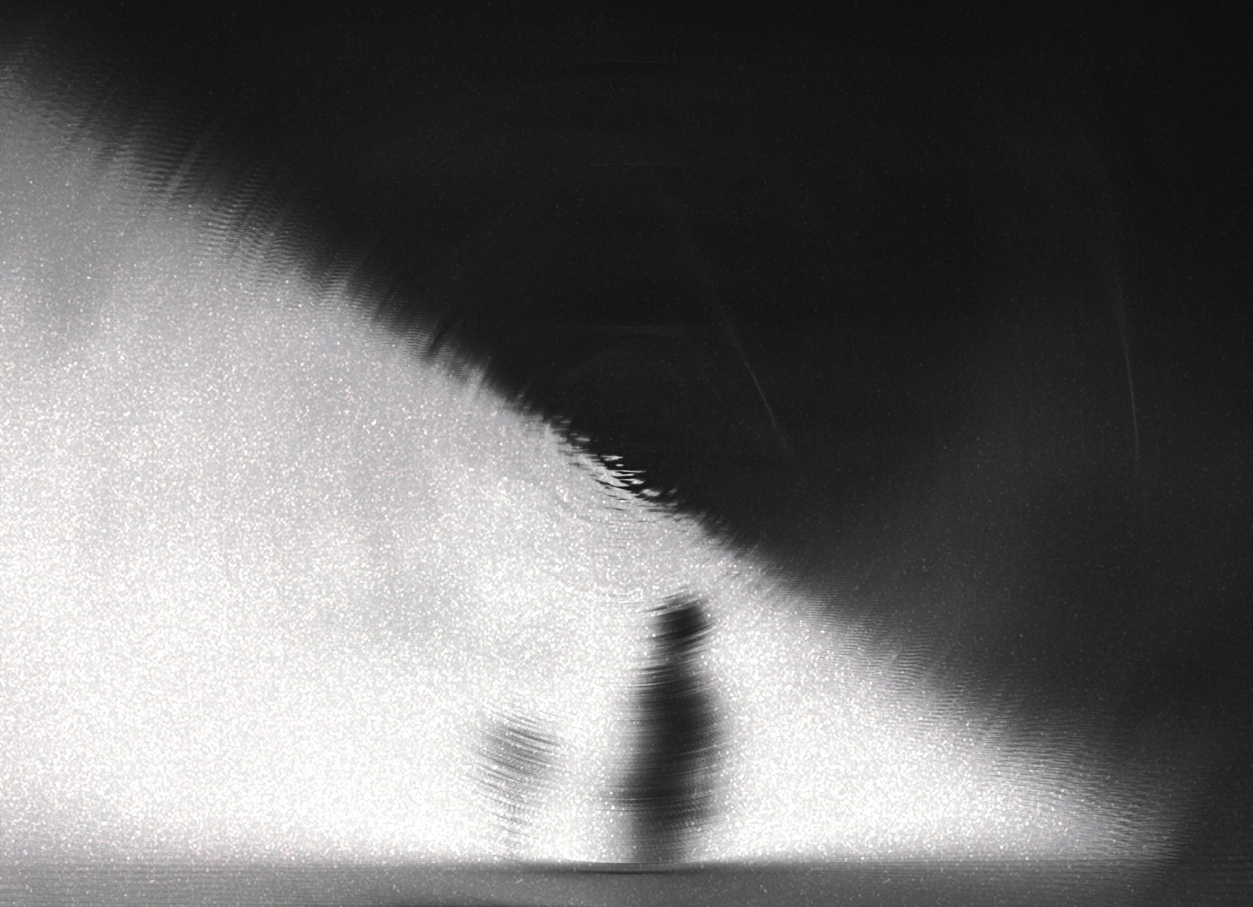 Figura difusa entre luz y sombra que simboliza el conflicto del deseo en psicología