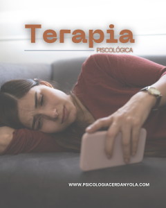 Soledad no deseada en la era digital reflejada en una persona sola usando el móvil